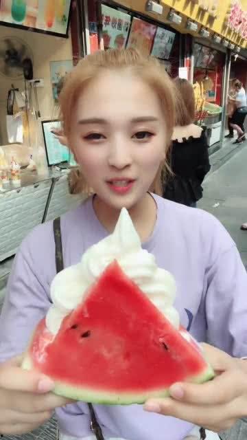 06年网红小姐姐吃瓜,06年网红小姐姐的瓜田奇遇记