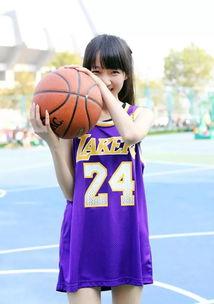 打篮球女生网红吃瓜视频